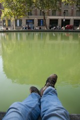 Pe un canal al Senei, Paris. Masa de amiaza cu peste, bagheta si bere.
